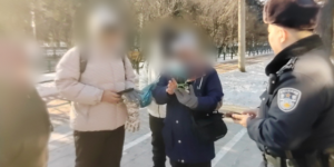 寒冬暖心警事：南岗分局民警巡逻中接连帮游客找回遗失手机