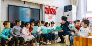 “小课堂”讲好“大安全”  冰城公安“小手拉大手”走进兴趣班