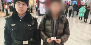 拾金不昧显担当 南岗民警巡逻中接连归还遗失物品