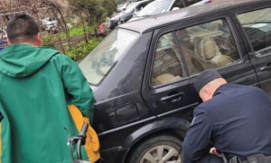 车胎漏气趴窝 民警及时帮助