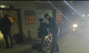 老人迷路忘归途，民警护送照亮回家路